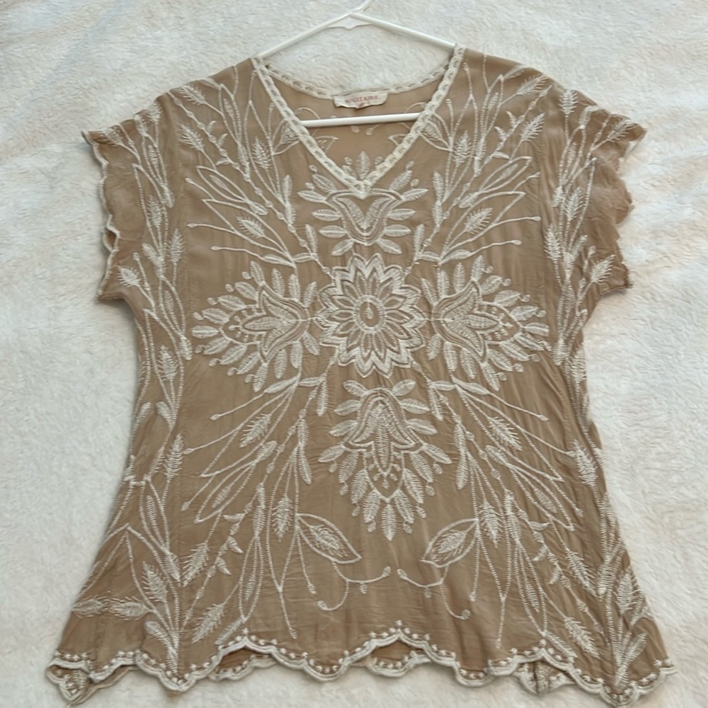 Solitaire embroidered blouse with scalloped hem and sleeves. Size medium